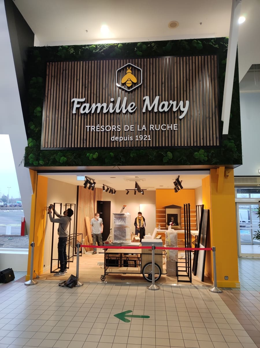 Boutique Famille Mary La Roche 2